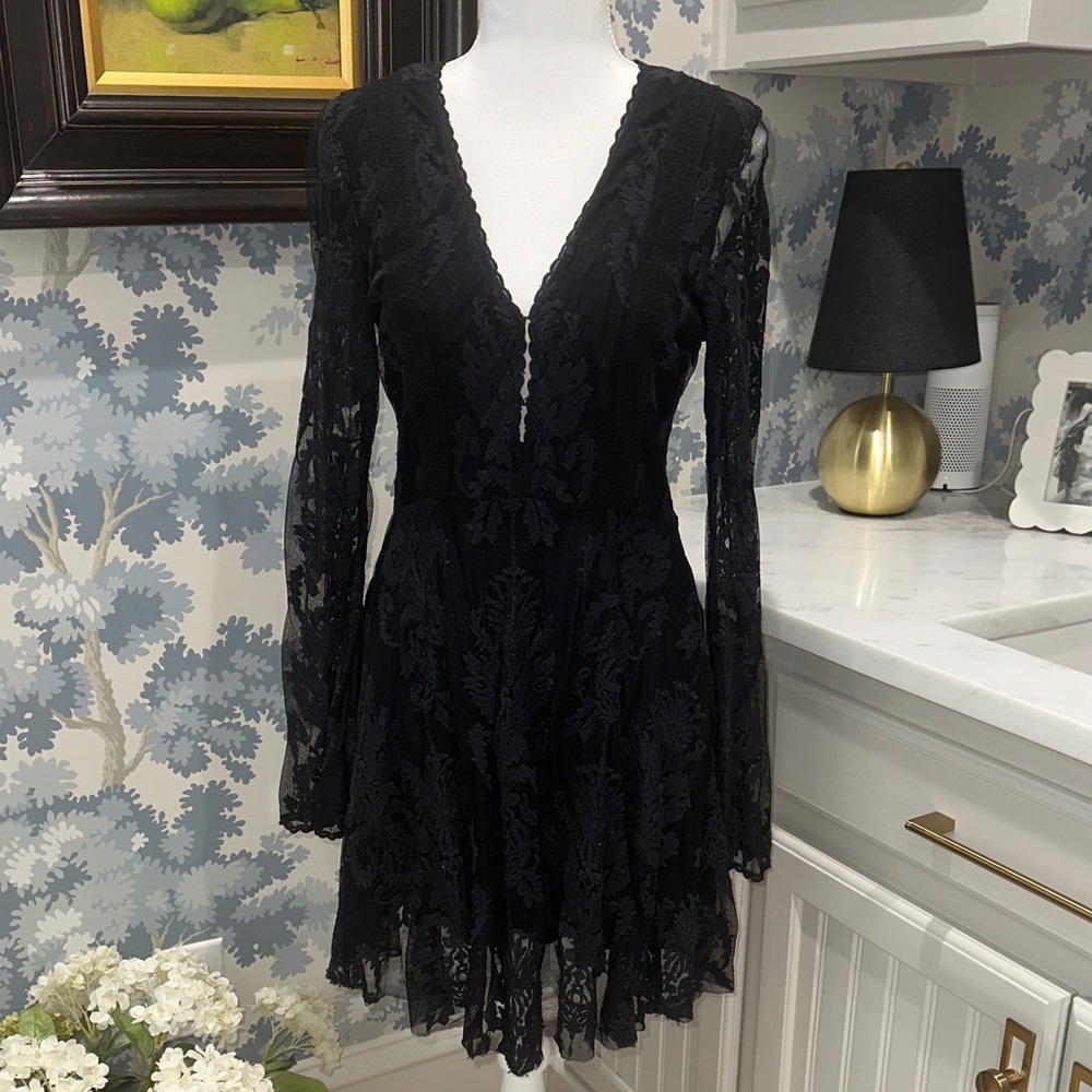 Free People Black Lace V-Neck Long Sleeve Mini Dress. Size 6.